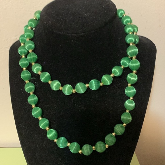 Beautiful emerald green necklace 30” long - Picture 4 of 7